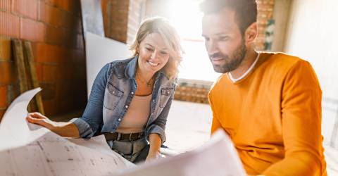 Gelukkig paar dat verbouwing woning analyseert