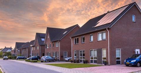 Straat met moderne nieuwbouwhuizen