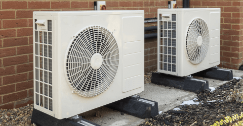 Warmtepompen buiten bij een huis